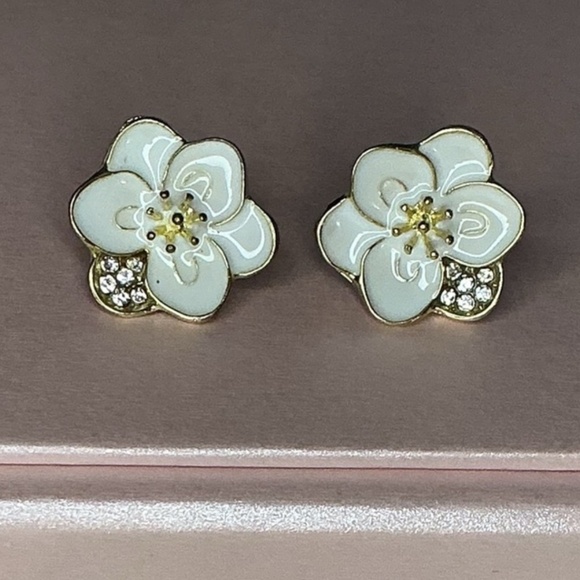 Jewelry - White Enamel Flower Stud Earrings